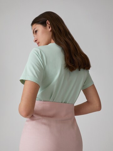 EDITED T-Shirt 'Enid' in Grün