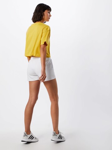 Urban Classics Regular Shorts in Weiß: Rückseite
