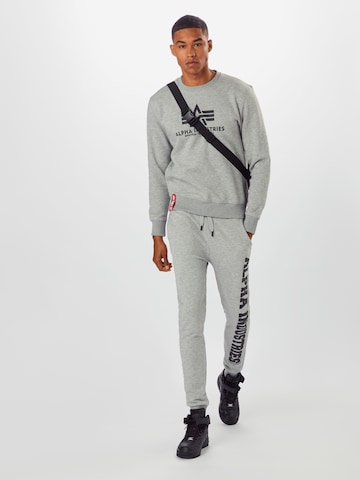 Effilé Pantalon ALPHA INDUSTRIES en gris