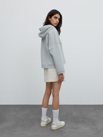 EDITED Sweatshirt 'Cherell' in Grey
