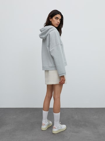 EDITED Sweatshirt 'Cherell' in Grau