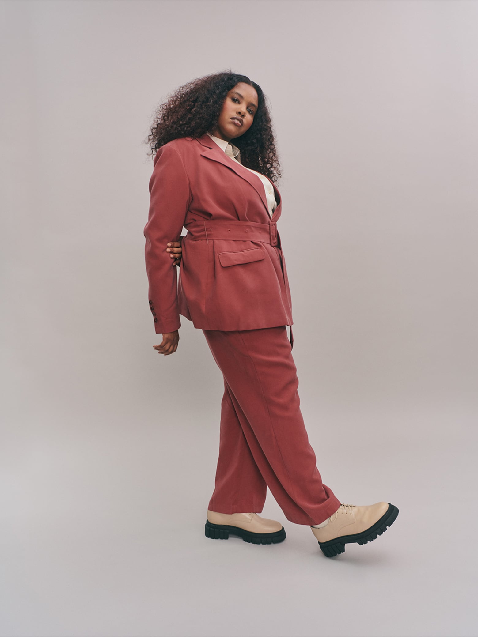 Unica e stupenda Look da ufficio per ragazze curvy