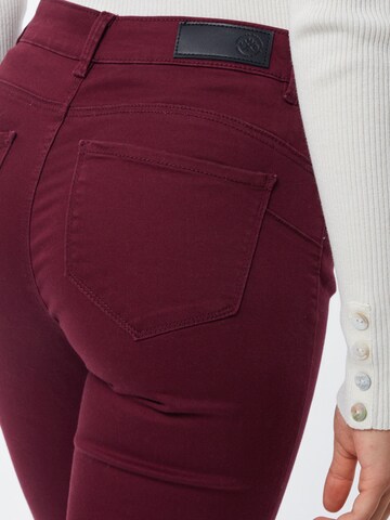 Skinny Jeans 'VMHot Seven' de la VERO MODA pe roșu