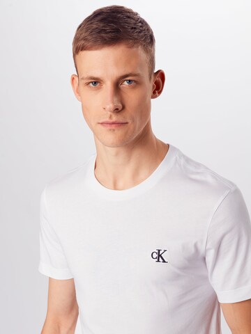 Coupe regular T-Shirt 'Essential' Calvin Klein Jeans en blanc