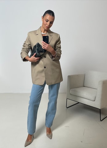 Beige Blazer And Jeans Look