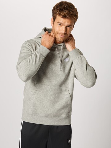 Nike Sportswear Regular Fit Sweatshirt 'Club Fleece' in Grau