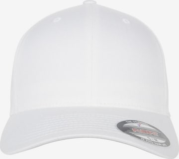 Șapcă de la Flexfit pe alb