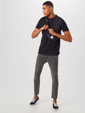 Urban Classics Regular Fit T-Shirt in Schwarz