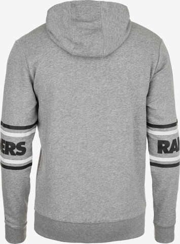 NEW ERA Sweatshirt 'NFL Badge Oakland Raiders' in Grau