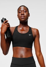 Žena v čiernej športovej podprsenke značky NIKE