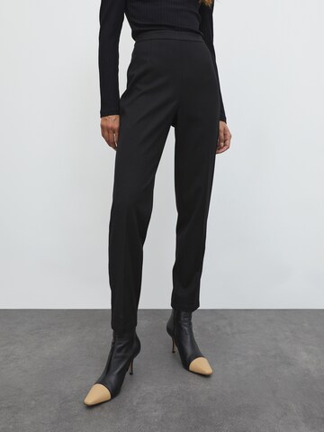 EDITED רגיל מכנסיים מחויטים 'Tania' בשחור: מלפנים