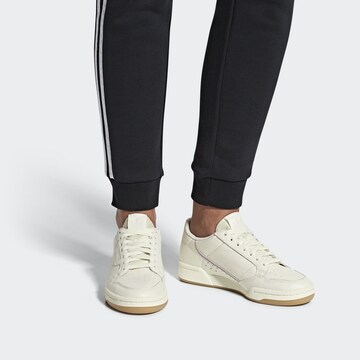 Baskets basses ADIDAS ORIGINALS en blanc : devant