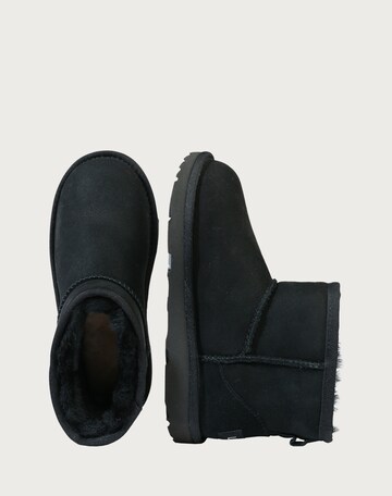 UGG حذاء للثلج 'Classic mini II' بلون أسود