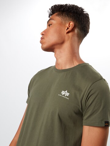 Coupe regular T-Shirt ALPHA INDUSTRIES en vert