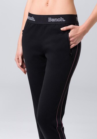 BENCH Tapered Hose in Schwarz