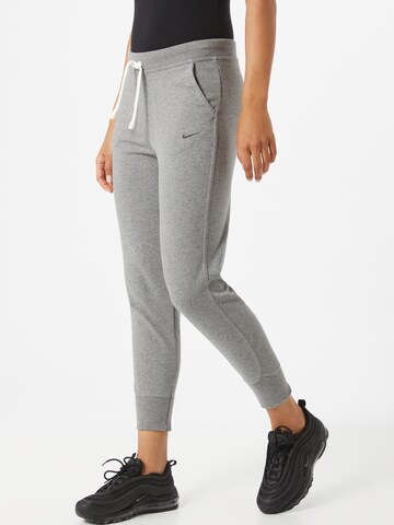 Effilé Pantalon de sport NIKE en gris : devant