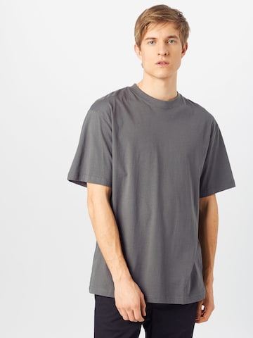 T-Shirt Urban Classics en gris : devant