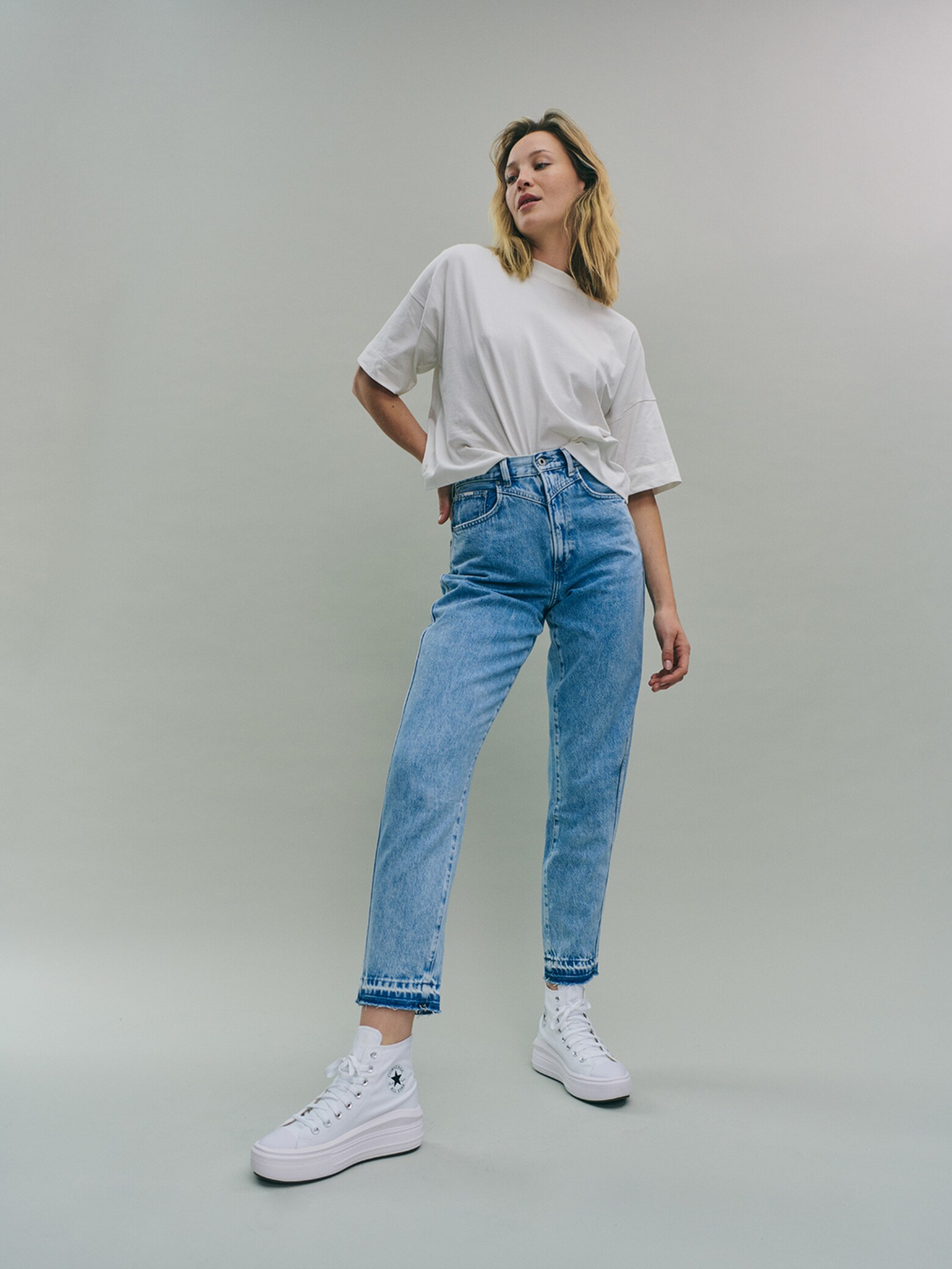 Jennifer - Basic Light Washed Jeans Look