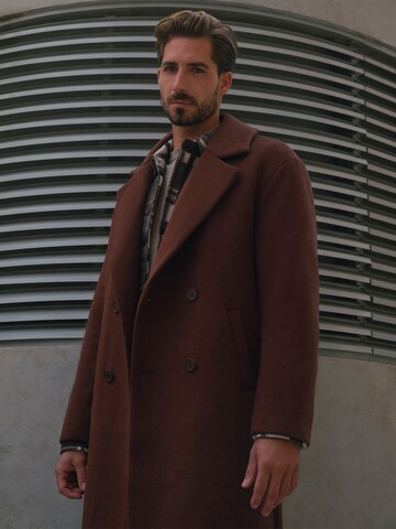 Brown Coat Layering Look