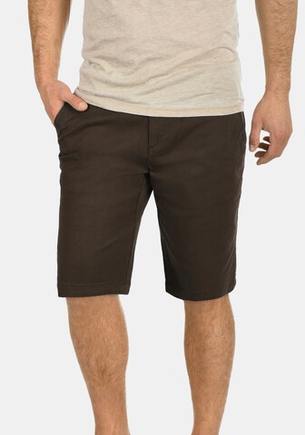 !Solid Regular Chinoshorts 'Lamego' in Braun: Vorderseite