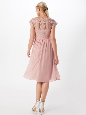 Rochie de cocktail 'Karlie' de la Chi Chi London pe roz: spate