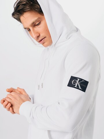 Coupe regular Sweat-shirt Calvin Klein Jeans en blanc