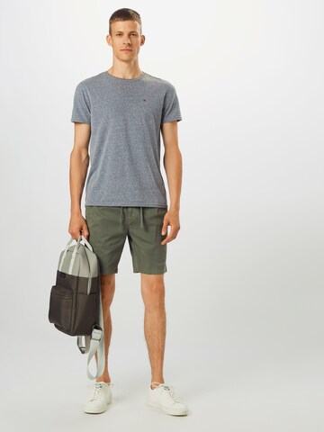 Superdry Regular Shorts in Grün