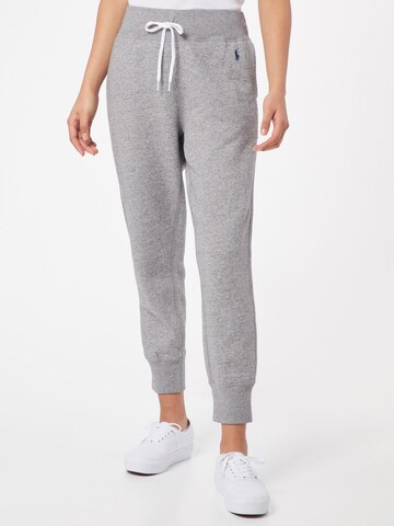 Polo Ralph Lauren Tapered Bukser 'PO SWEATPANT-ANKLE PANT' i grå: forside