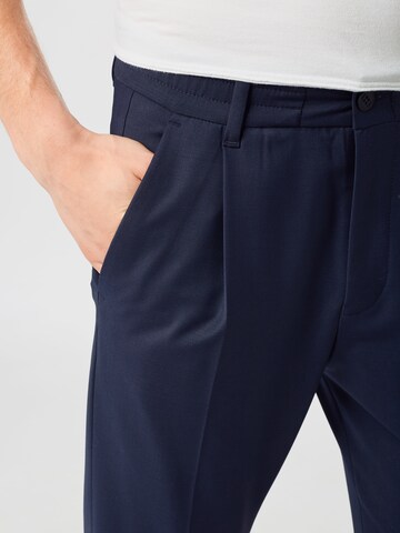 regular Pantaloni con pieghe 'Chasy' di DRYKORN in blu: frontale