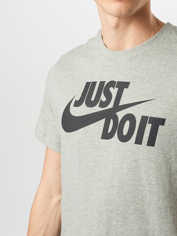 Nike Sportswear Regular Fit T-Shirt 'Swoosh' in Grau