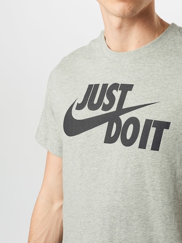 Coupe regular T-Shirt 'Swoosh' Nike Sportswear en gris