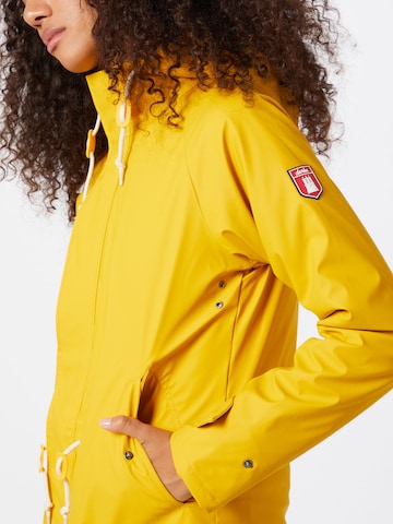 Manteau mi-saison 'Travel Cozy Friese' Derbe en jaune