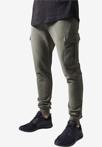 Urban Classics Tapered Cargo Pants in Green: front