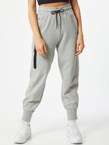 Effilé Pantalon 'Tech Fleece' Nike Sportswear en gris : devant