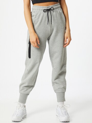 Nike Sportswear Tapered Broek 'Tech Fleece' in Grijs: voorkant