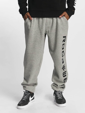 ROCAWEAR Tapered Trousers in Grey: front