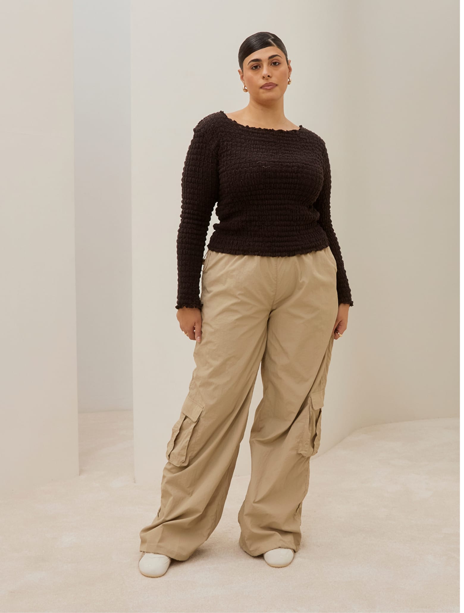 Alexa - Casual Cargopants and Brown Shirt Look