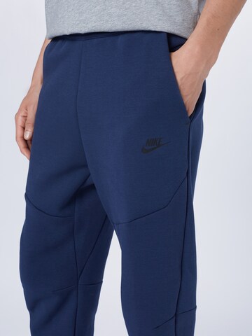 Nike Sportswear Tapered Broek in Blauw