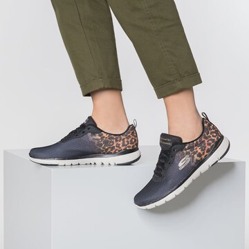 SKECHERS Sneaker in Schwarz