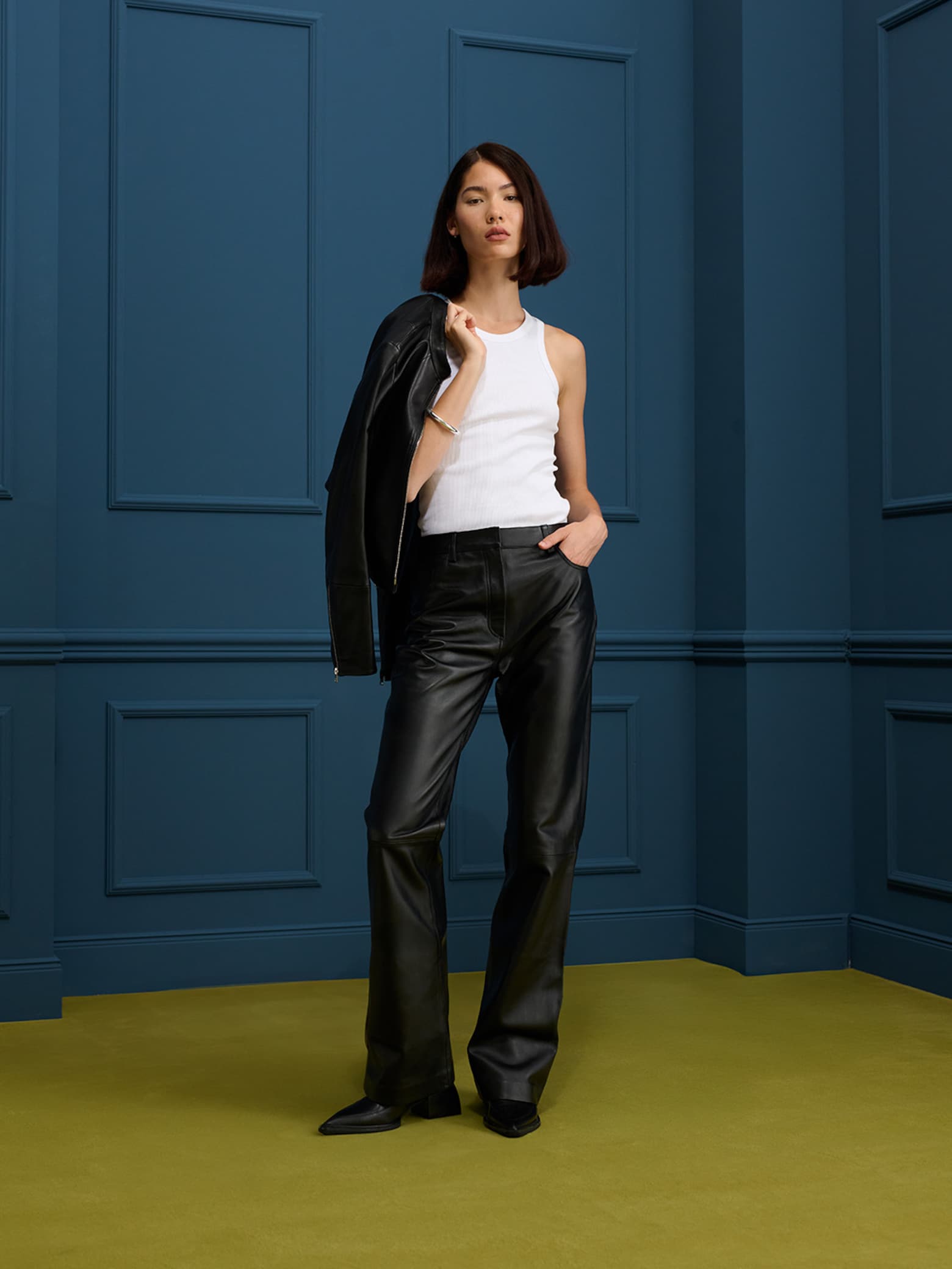 Noemie - Black Leather Pants Look