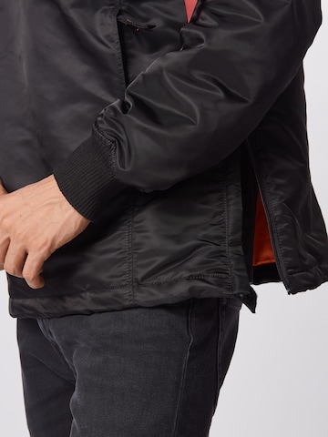 ALPHA INDUSTRIES Regular fit Tussenjas 'HPO Anorak' in Zwart