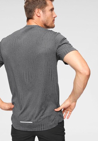 NIKE Regular Fit Funktionsshirt 'Miler' in Grau