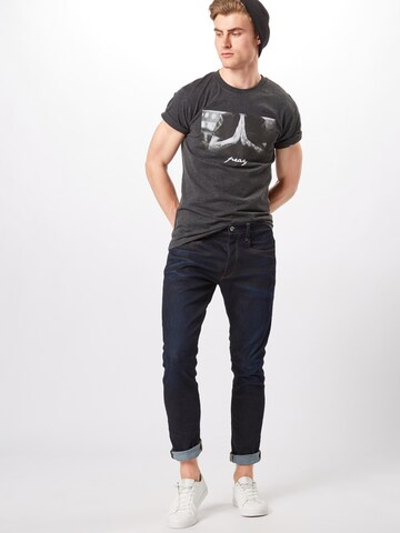 Maglietta 'Pray' di Mister Tee in grigio