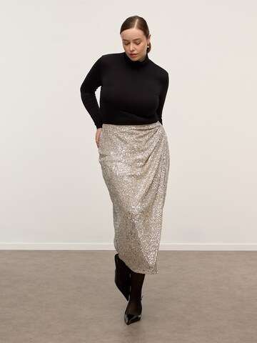 Chic Sequin Skirt Look
