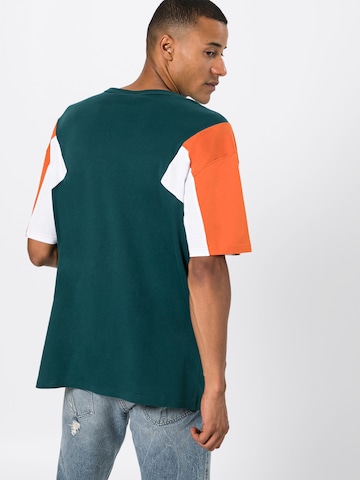 T-Shirt Urban Classics en vert : derrière