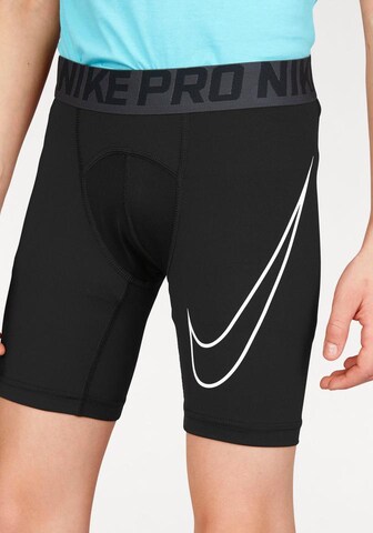 NIKE Skinny Shorts in Schwarz