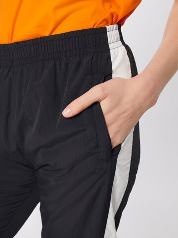 Tapered Pantaloni di Urban Classics in nero