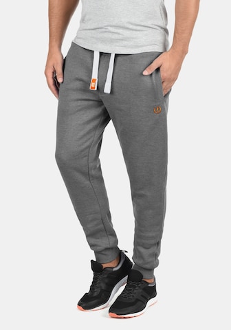 !Solid Tapered Pants 'Benn' in Grey: front
