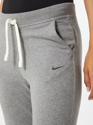 NIKE Tapered Urheiluhousut värissä harmaa