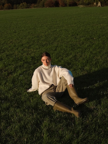 Turtleneck Sweater And Green Jeans Look
